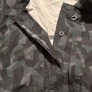 Figs Men's Gray Camouflage Raincoat